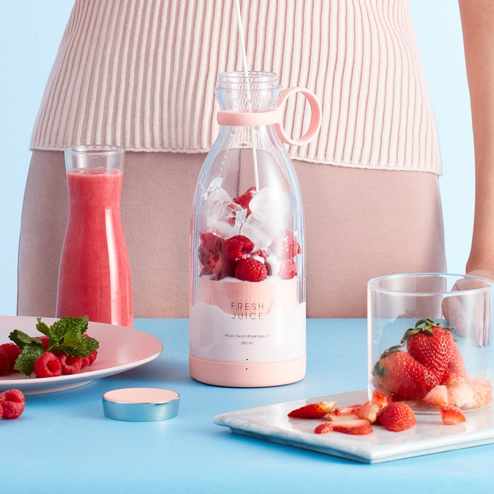 Portable cordless electric juicer